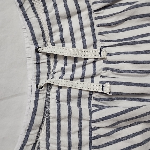 Cat & Jack gray and white striped skirt with built in shorts, 6/6X - Picture 2 of 5